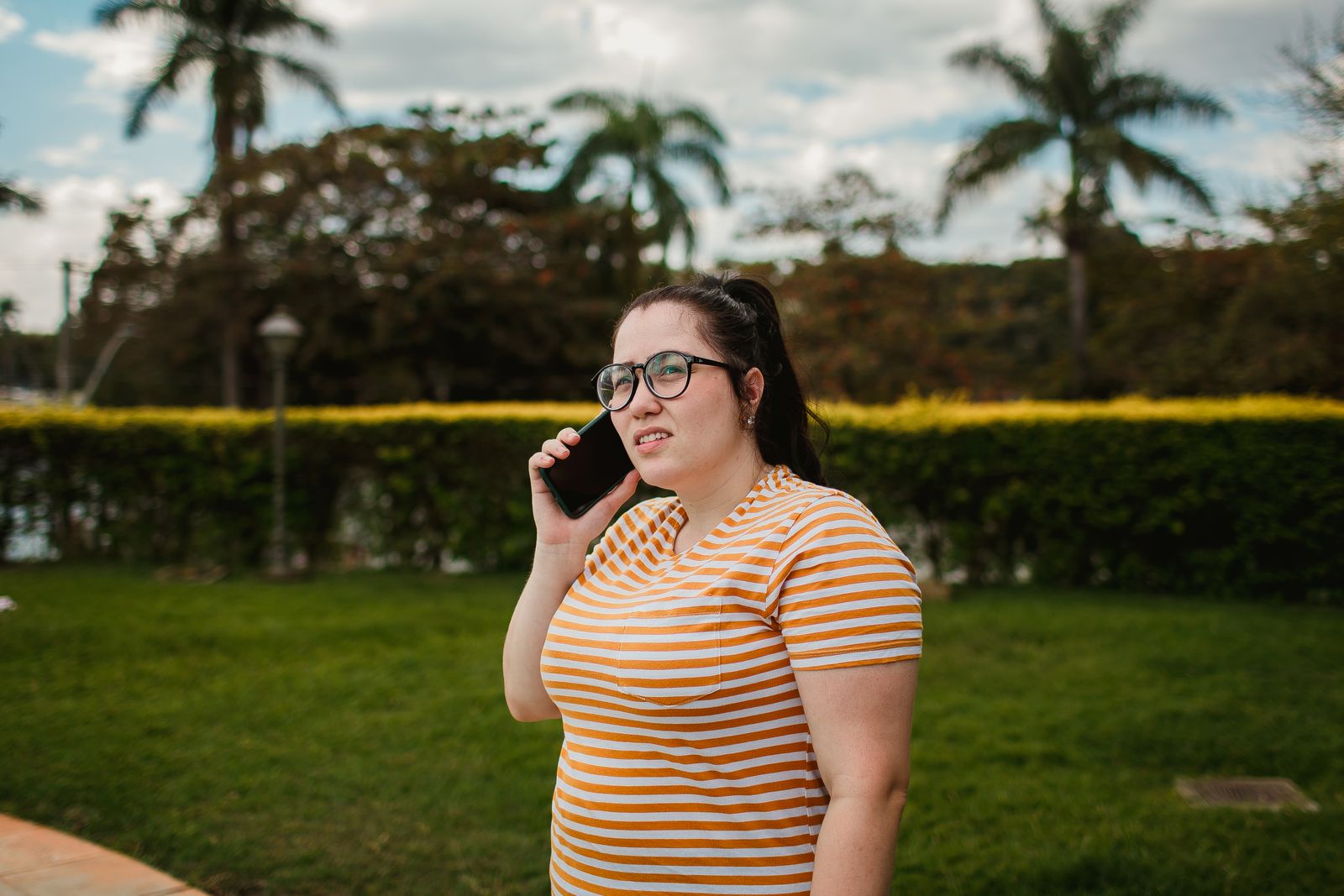 Woman speaking a voice search into her smartphone, the everyday habit driving voice search optimization in India